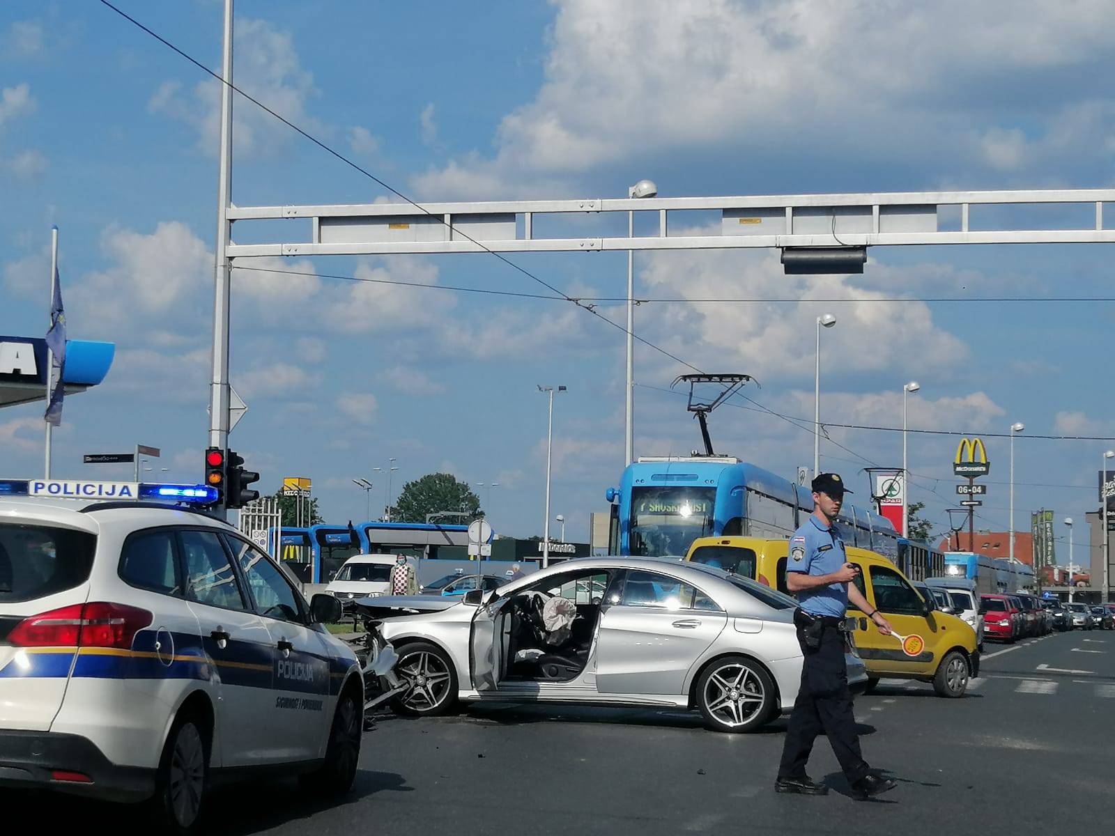 Nesreća u Dubravi: Ozlijeđeno dvoje ljudi, promet je blokiran