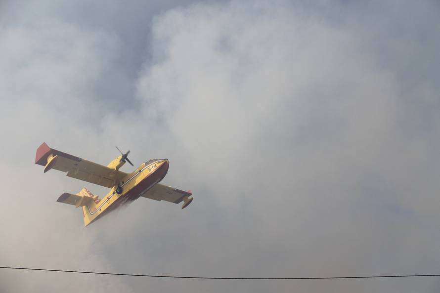 Kod Omiša je buknuo požar, morali zatvoriti i magistralu