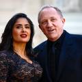 Salma Hayek prošetala crvenim tepihom sa suprugom: Privukla poglede u neobičnoj haljini...