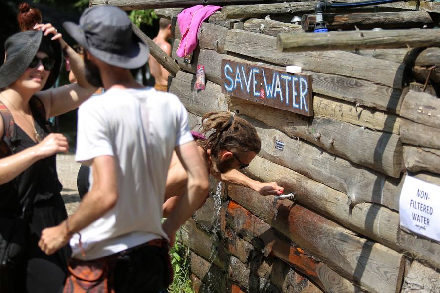 Gole grudi i psihodelija: Počeo Momento Demento na Mrežnici
