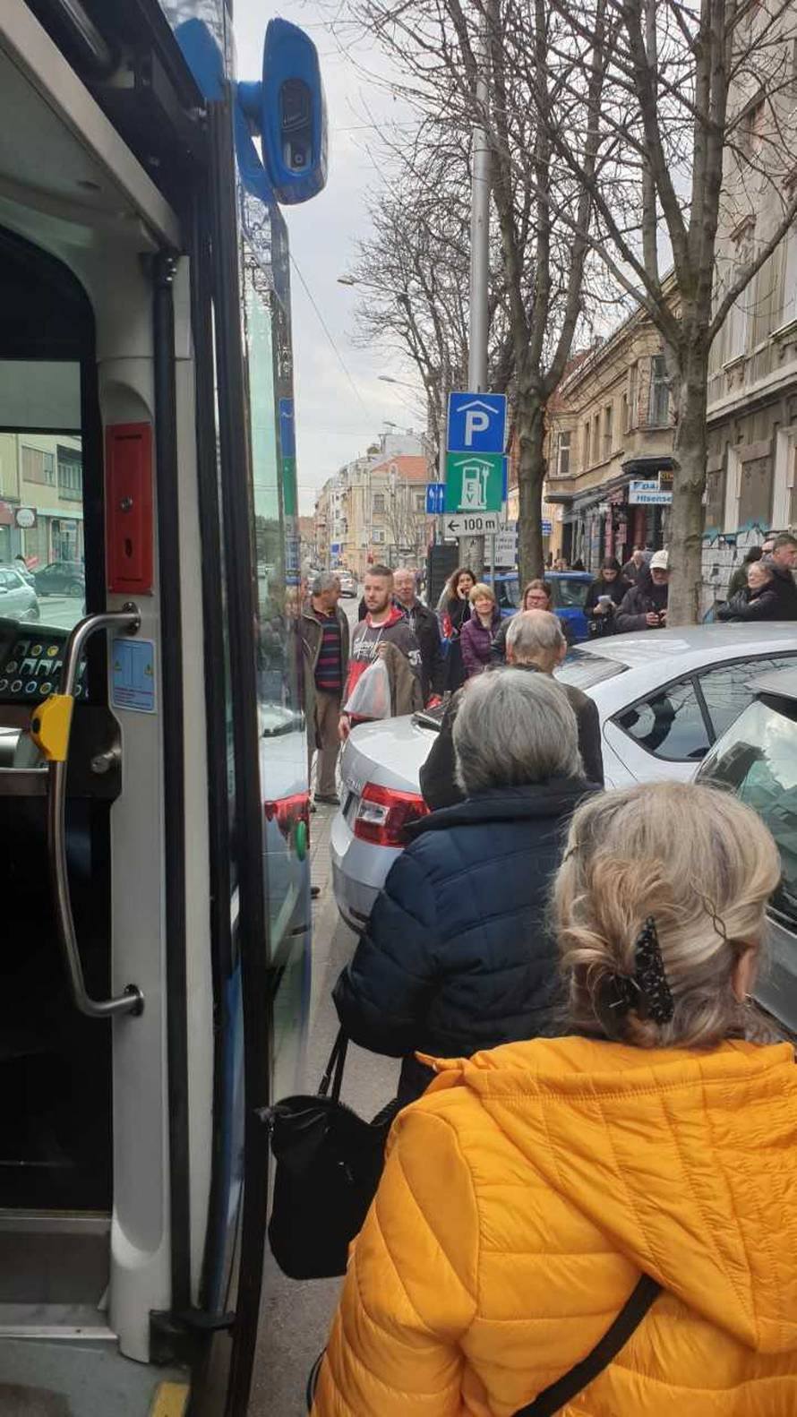 Auto blokirao tramvaje: Trojica ga maknuli, pozvali su i 'pauk'