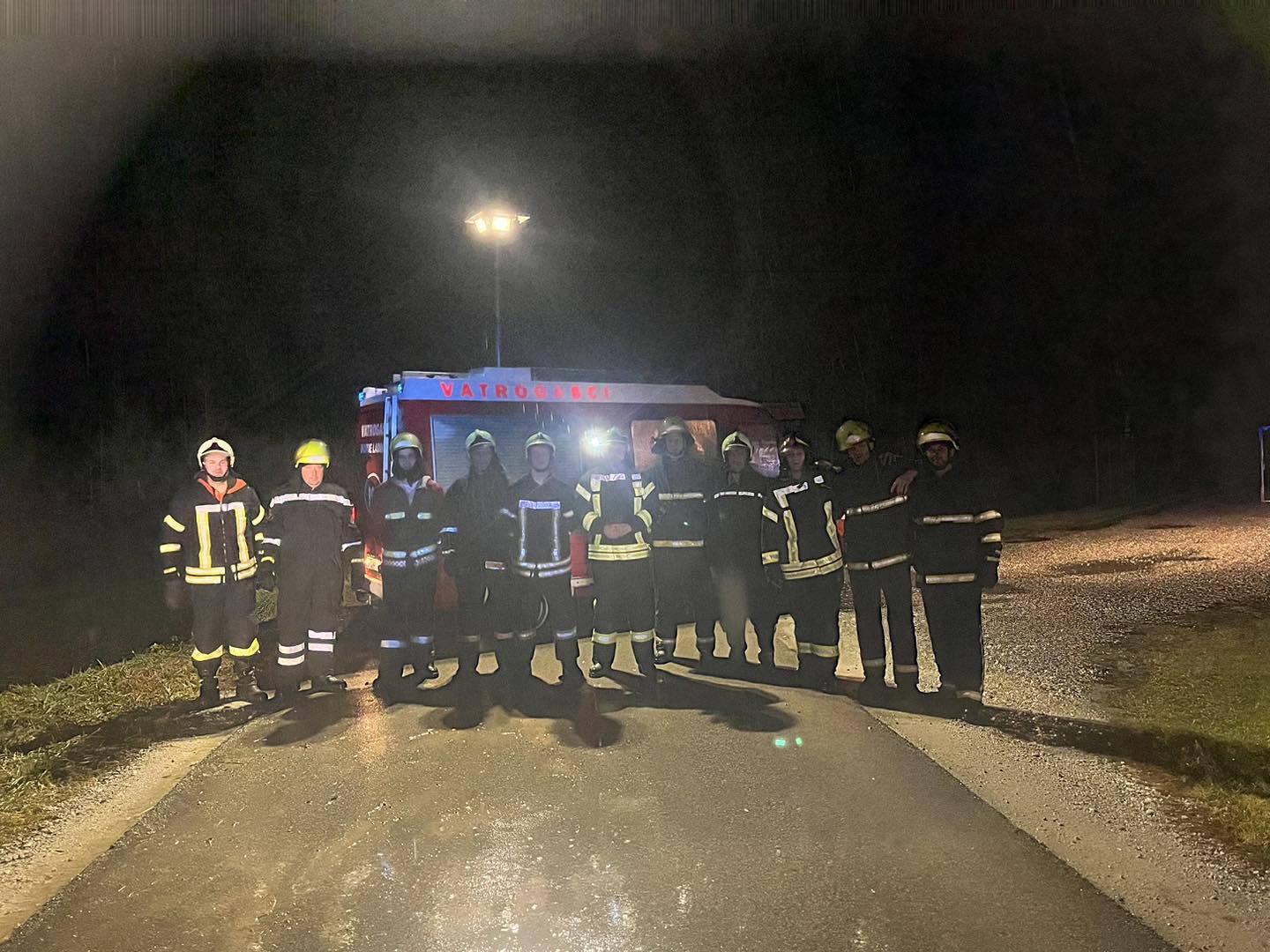 Pijana vozačica (27) sletjela s autom u 4 ujutro u potok kod Varaždina. Izvlačili je vatrogasci