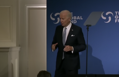VIDEO Joe Biden nakon govora zbunjeno lutao po pozornici: 'Ovo je strašno i tužno'