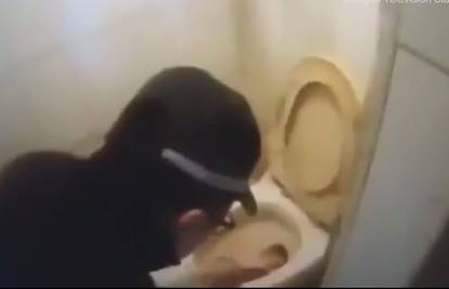 Ostavila je svoju novorođenu bebu zaglavljenu u WC školjci