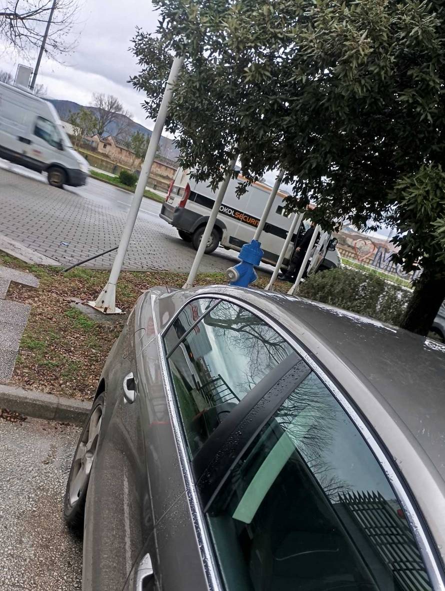 ČUJ, IMAMO PROBLEM 'Zaštitari se zaključali pa su u kombi za prijevoz love ulazili kroz krov!'