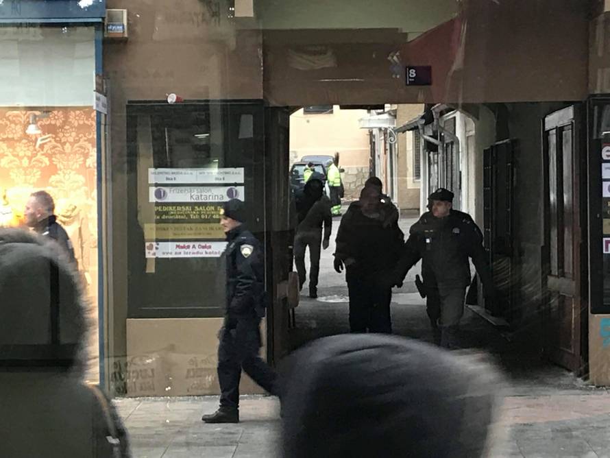 Muškarci se potukli kod kafića, policija ih okružila te privela