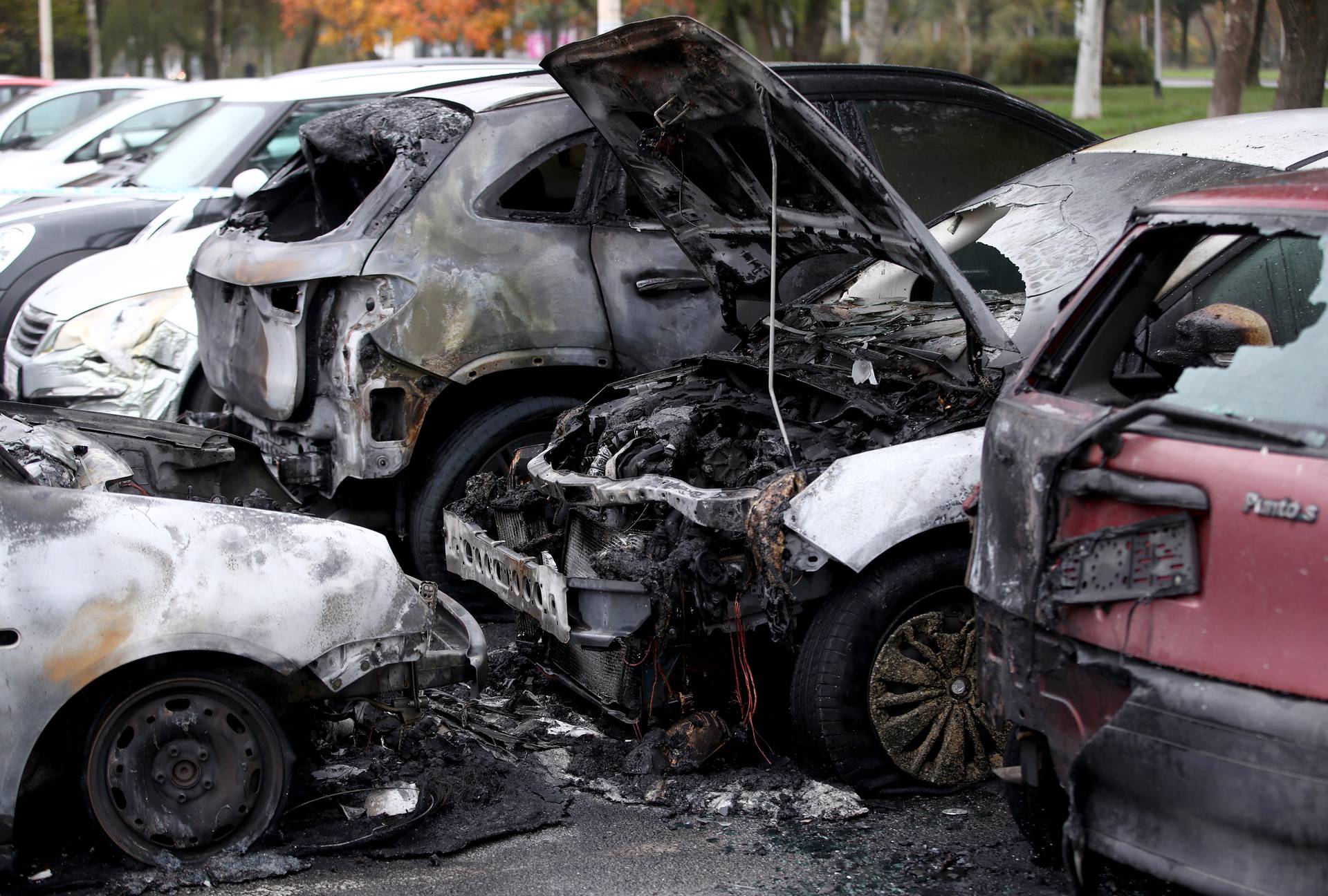 Zagreb: Na parkiralištu u Sloboštini tijekom noći izgorjelo osam automobila