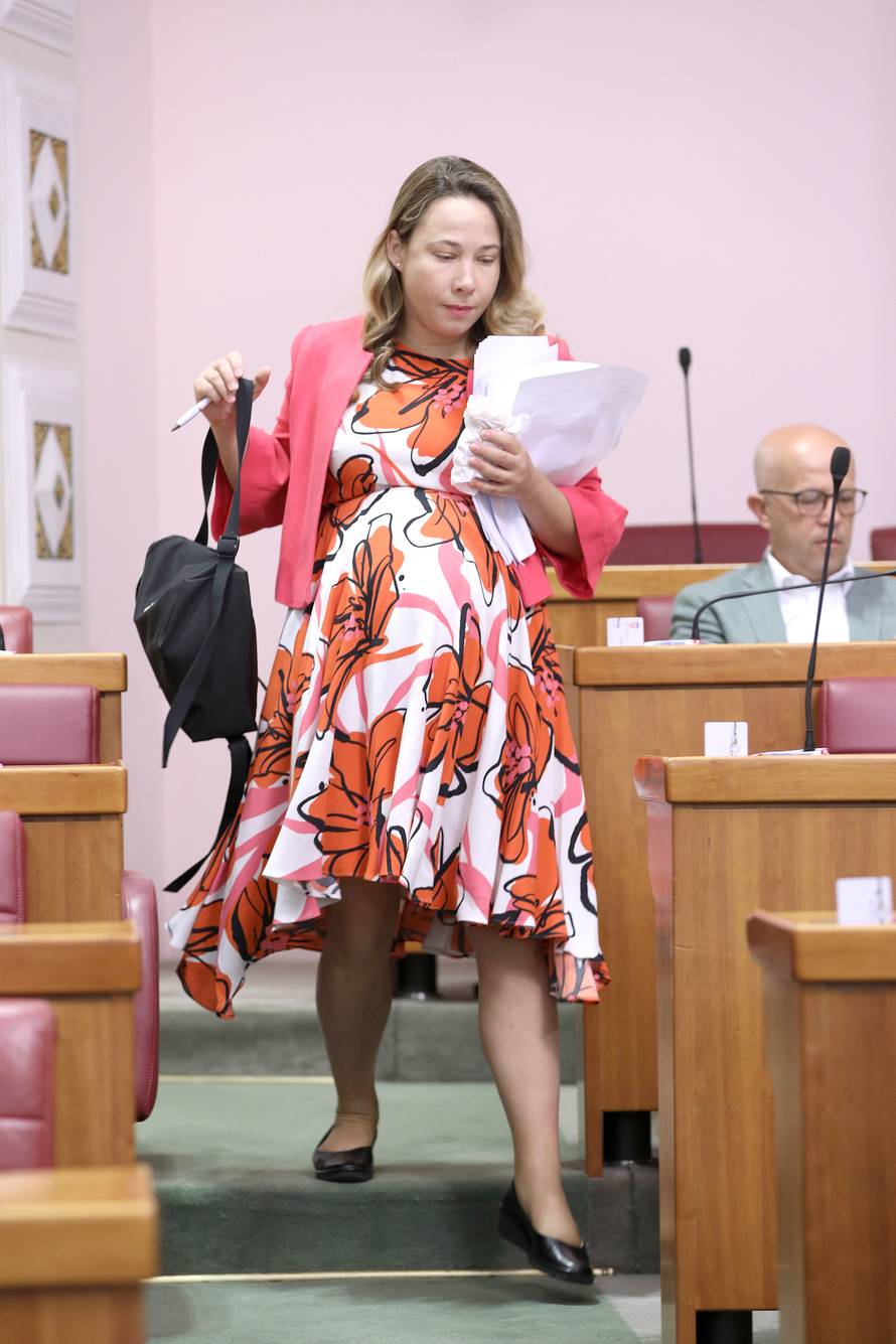 Unatoč visokoj trudnoći Marija Selak Raspudić svakodnevno sudjeluje u radu Sabora