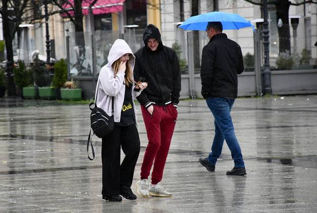 Slavonski Brod:  Kišno i tmurno proljetno poslijepodne na gradskim ulicama