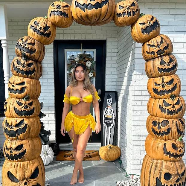 FOTO Uz nju ne trebate darove: Bujna ljepotica zna uklopiti atribute u blagdansku estetiku