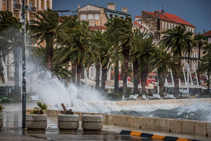 Split: Orkansko jugo potopilo rivu te stvaralo probleme u pomorskom prijevozu