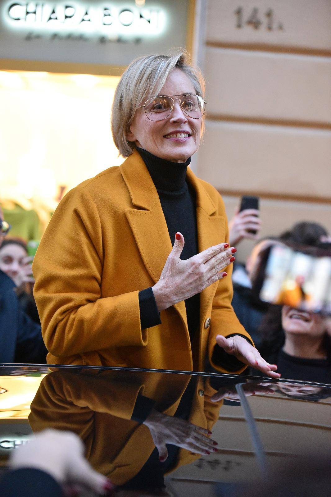 Rome, Sharon Stone makes a long shopping for the boutiques of the center granting to the numerous fans