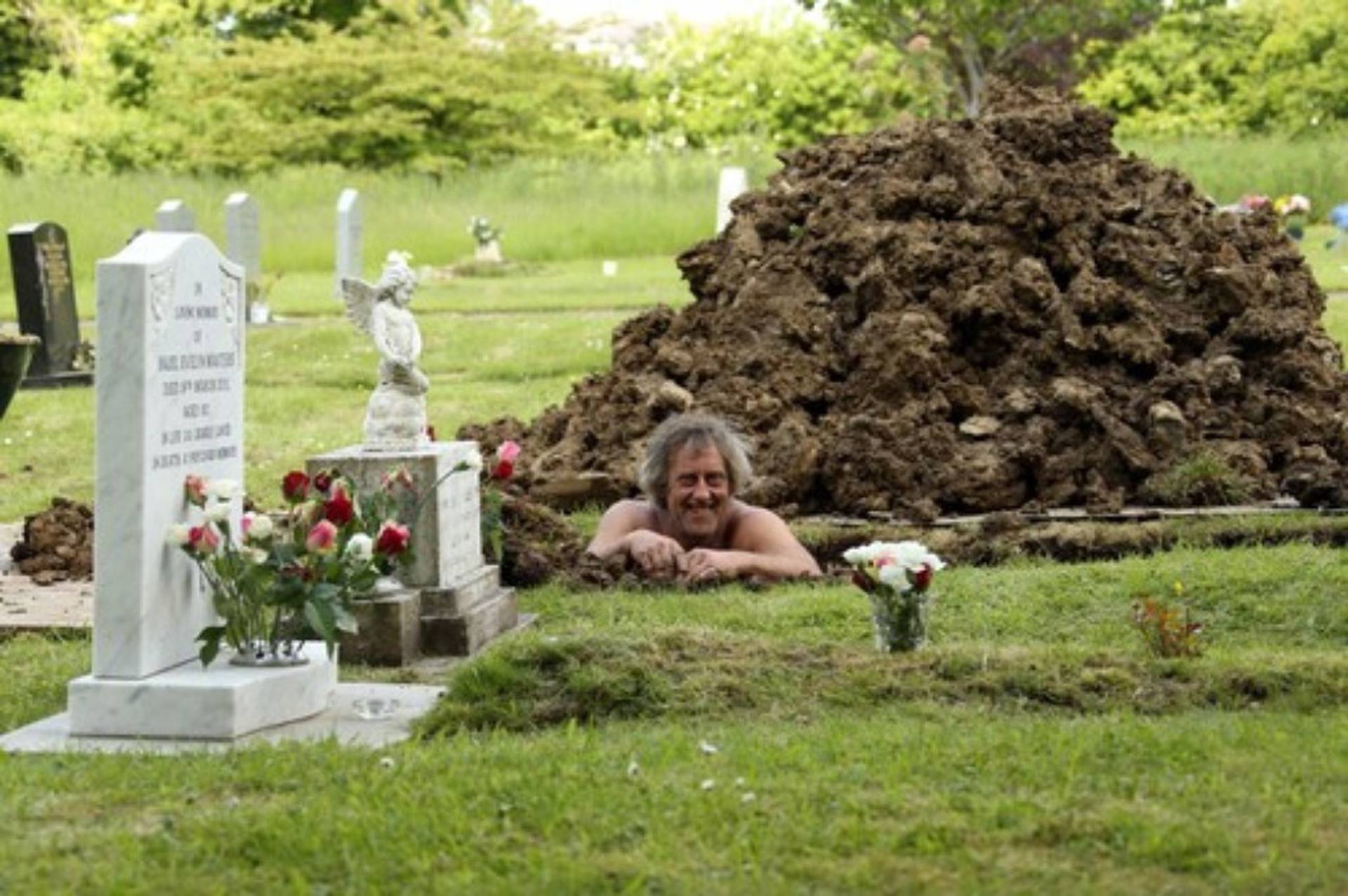 Вырытая могила. Могильщики копают могилы на кладбище. Могильные люди