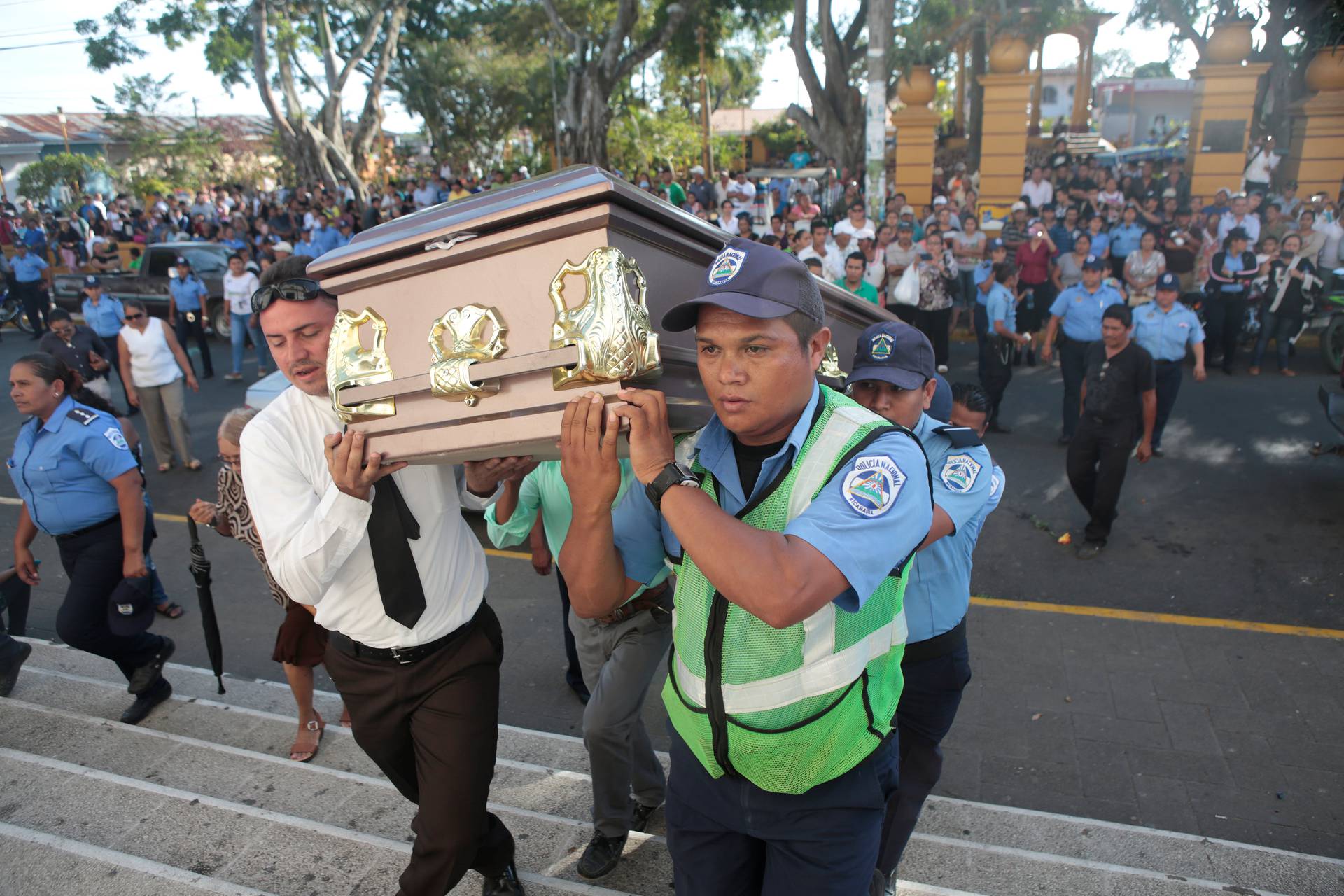 Никарагуа траур. Полиция Никарагуа. Полиция Никарагуа фото. Полиция Никарагуа женщины фото. Полиция Никарагуа на учебе.