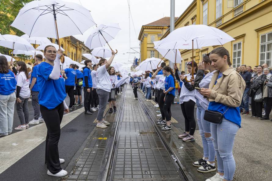 Osječki maturanti unatoč lošem vremenu plesali quadrillu u centru grada