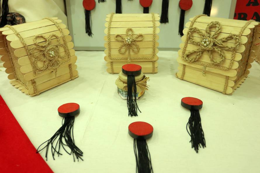 Mali zadrugari izrađuju torbice od komušine i pčelinji melem