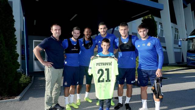 Dinamovi igrači navijaču koji je spasio ulaznice darovali dres