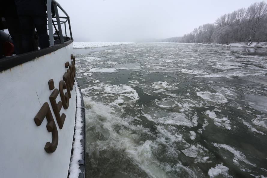 2017. Dunav se zaledio, Hrvati pozvali ma?arske ledolomce u pomo?