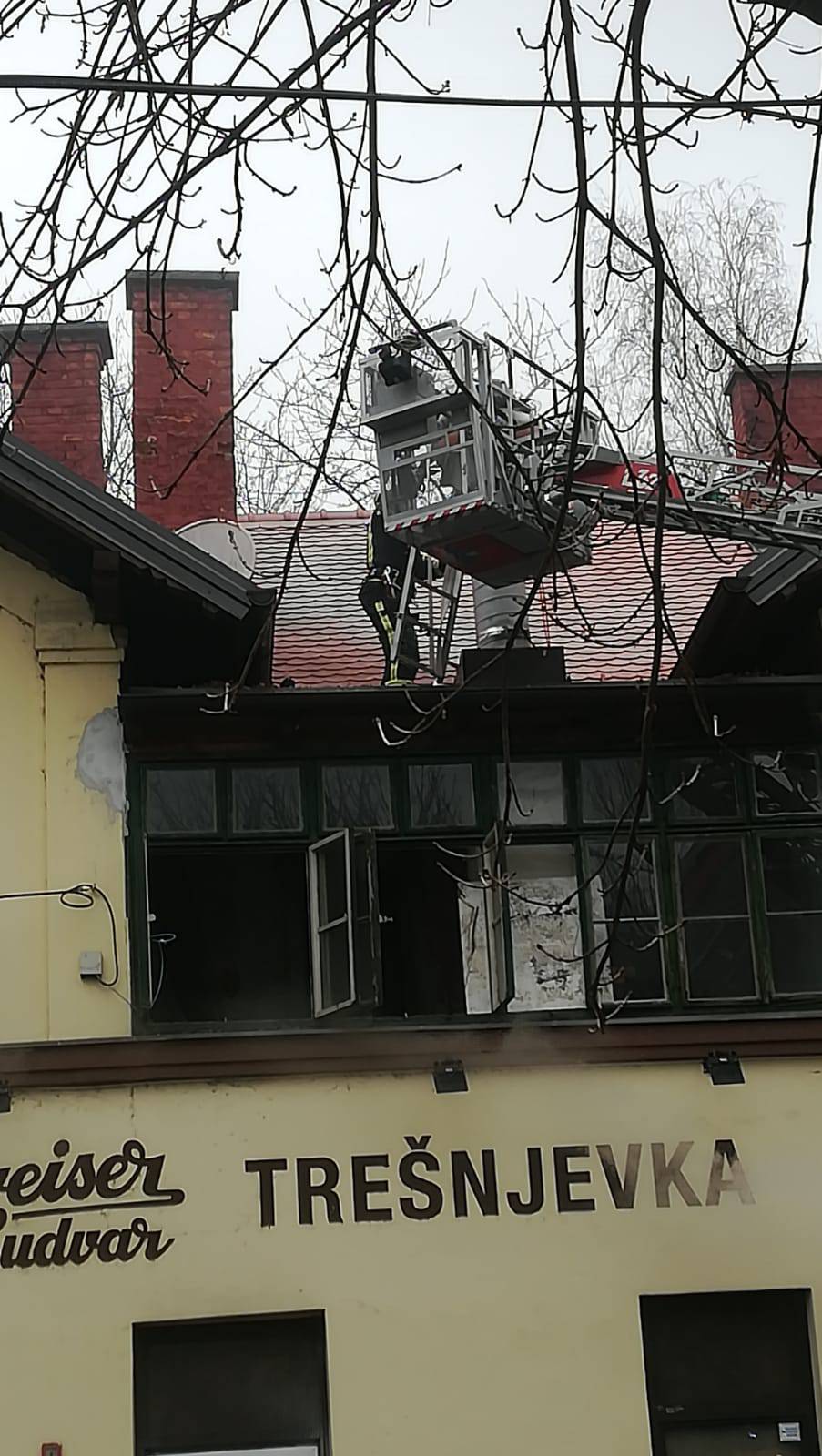 Zapalio se dimnjak: Četvrti put gasili krov pivnice u Zagrebu