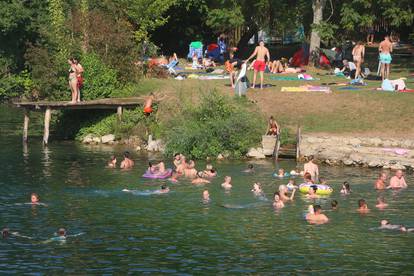 Mrežnica je prepuna kupača iz Zagreba, Karlovca i Duge Rese