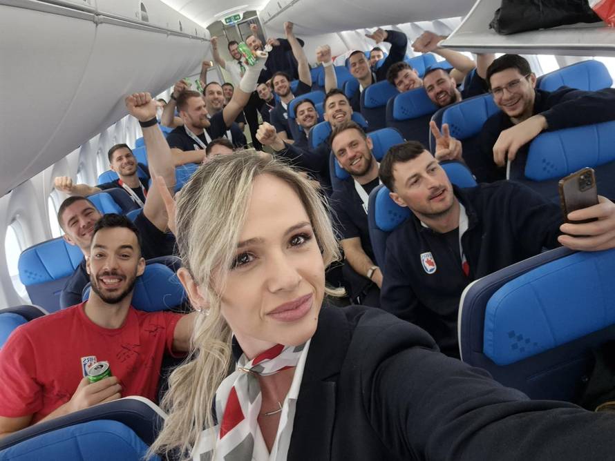 Deseci tisuća ljudi dočekali su srebrne! Trgom se orile pjesme, navijači zapalili desetak baklji