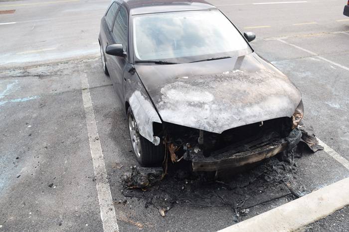 Dva auta gorjela u Slavonskom Brodu: Velika materijalna šteta