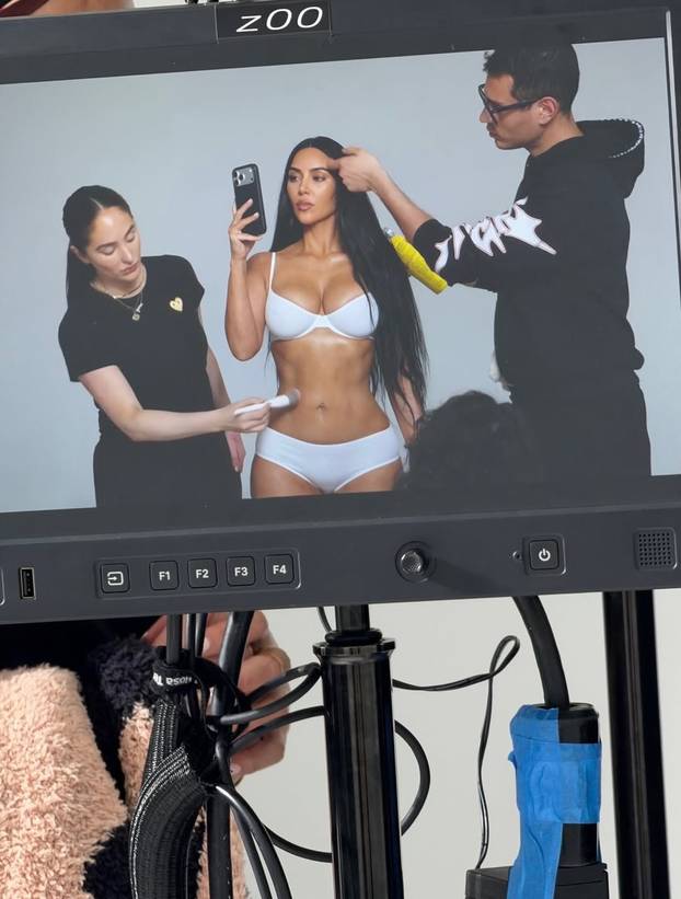 FOTO Hladno vam je? Kim K. s nikad dubljim dekolteom grije bolje od bilo kojeg radijatora