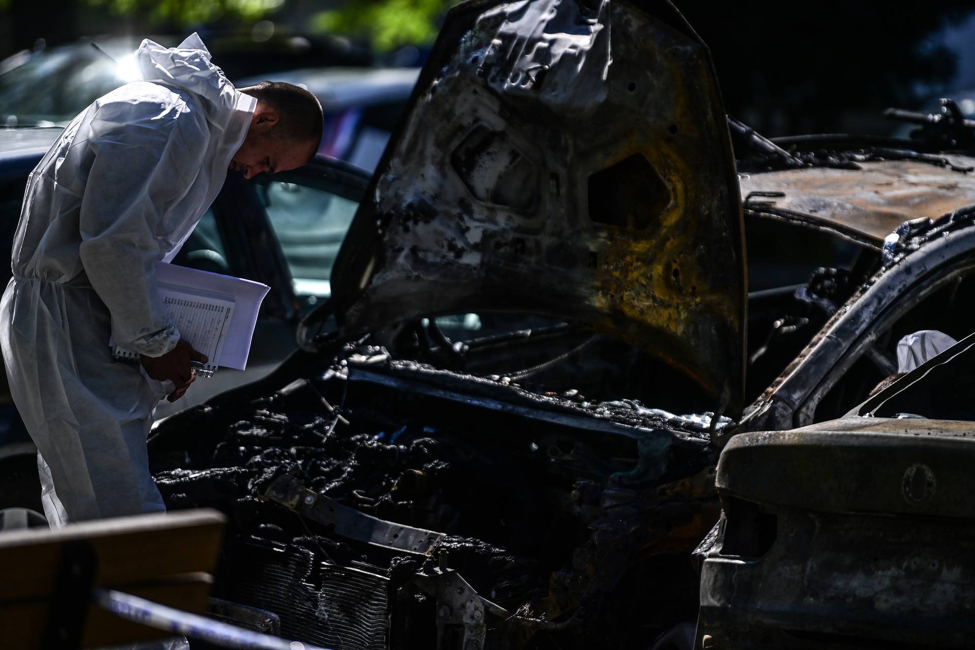 FOTO U Utrinama skroz izgorjela tri auta, još dva su oštećena