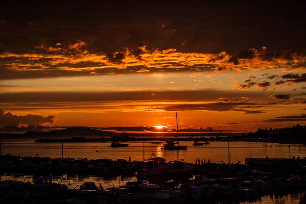 Novalja: Zalazak sunca uz oblake i more