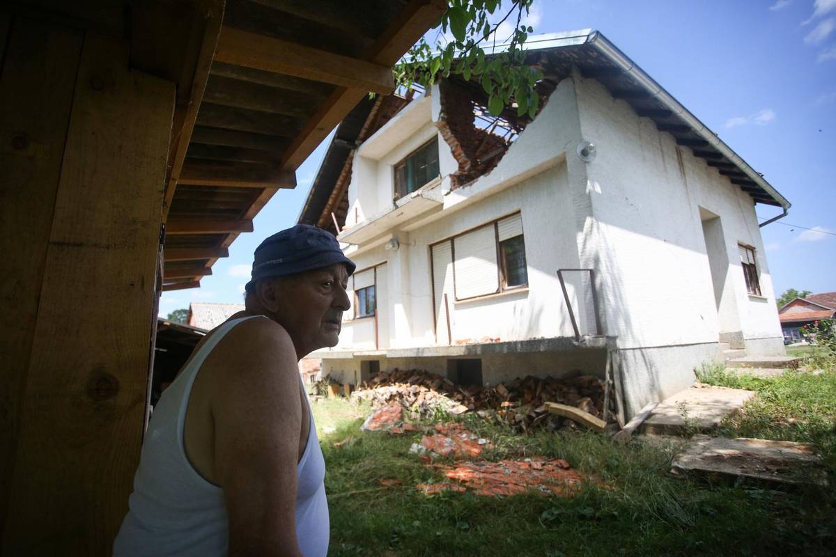 Majske Poljane: 'Mi čekamo obnovu kuća, a oni nama sada asfaltiraju cestu kroz selo'