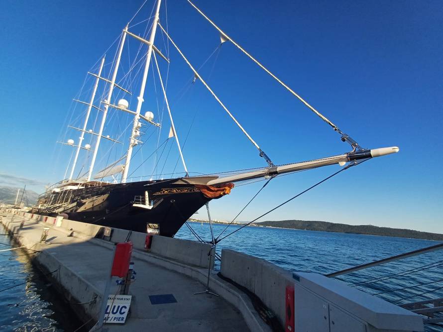 Bezosova jahta stigla u Kaštelu, ali gdje je slavni par? 'Otjeralo nas je osiguranje, hrpa ih je...'