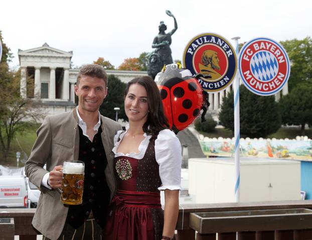 Trener FC Bayerna Niko Kova? s igra?ima na Oktoberfestu 