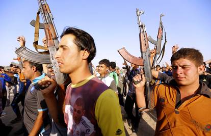 Na rubu rata: Tisuće Iračana s oružjem, među njima su i djeca