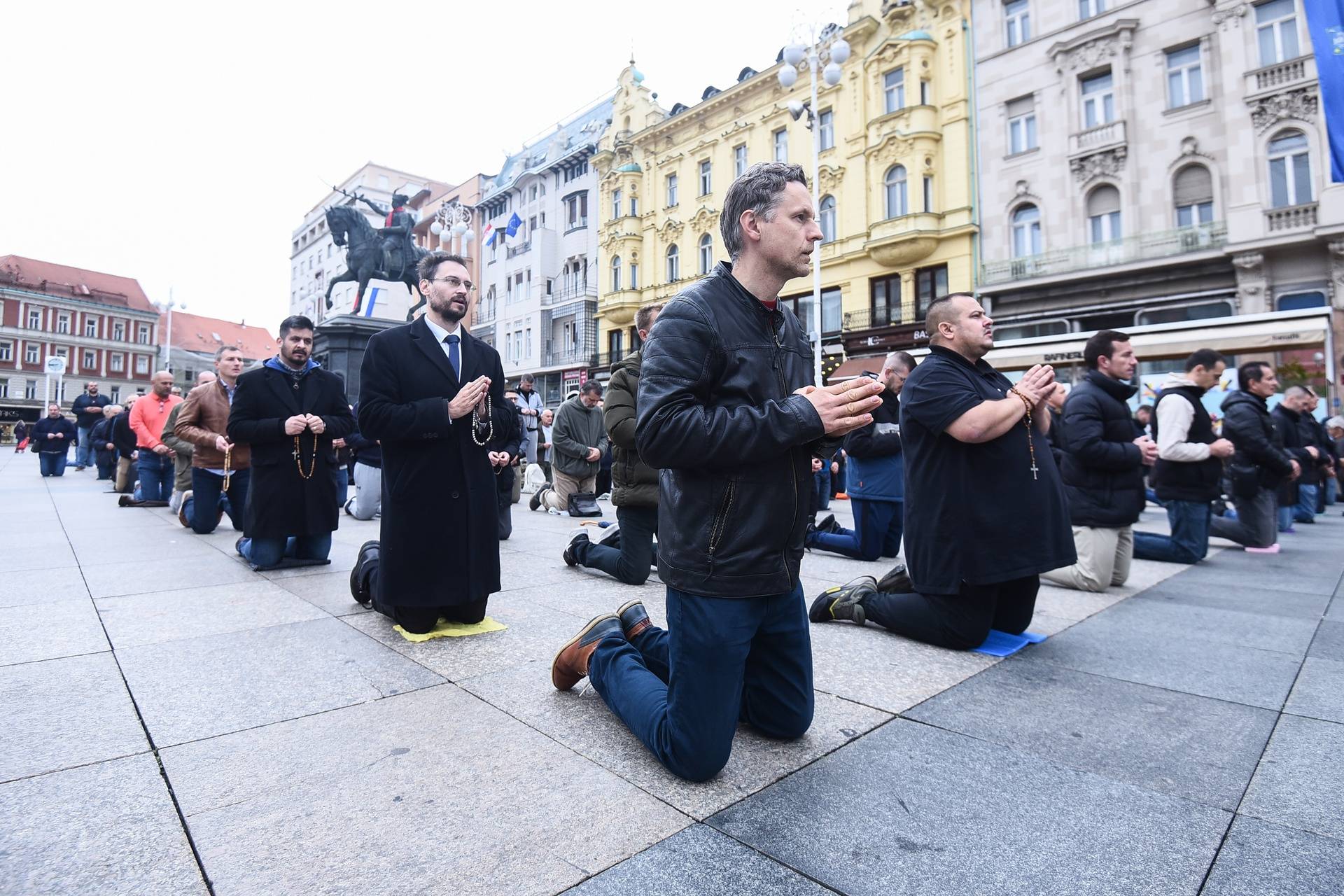 Molitva krunice na glavnom zagrebačkom trgu 