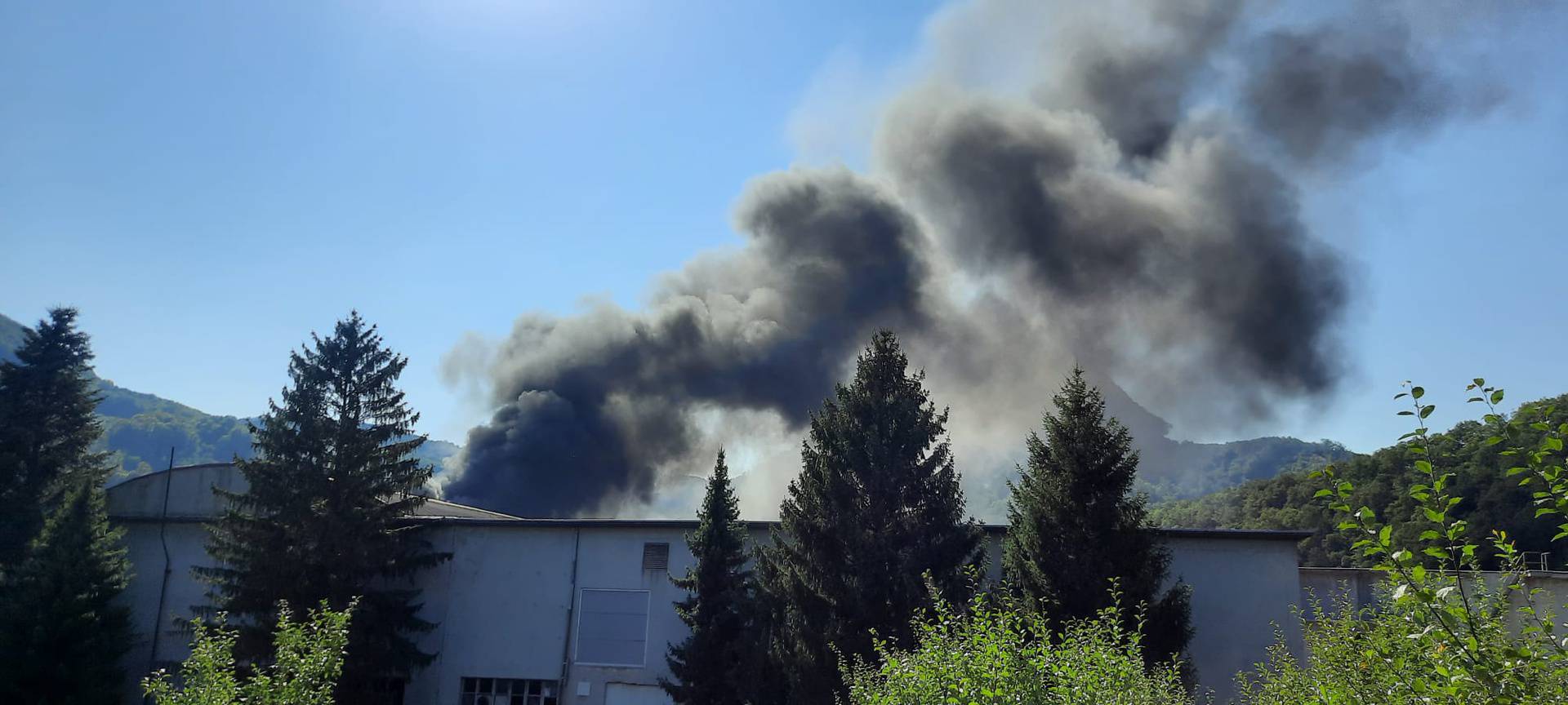 Crni dim uplašio je stanovnike Krapine: Vatrogasci na terenu