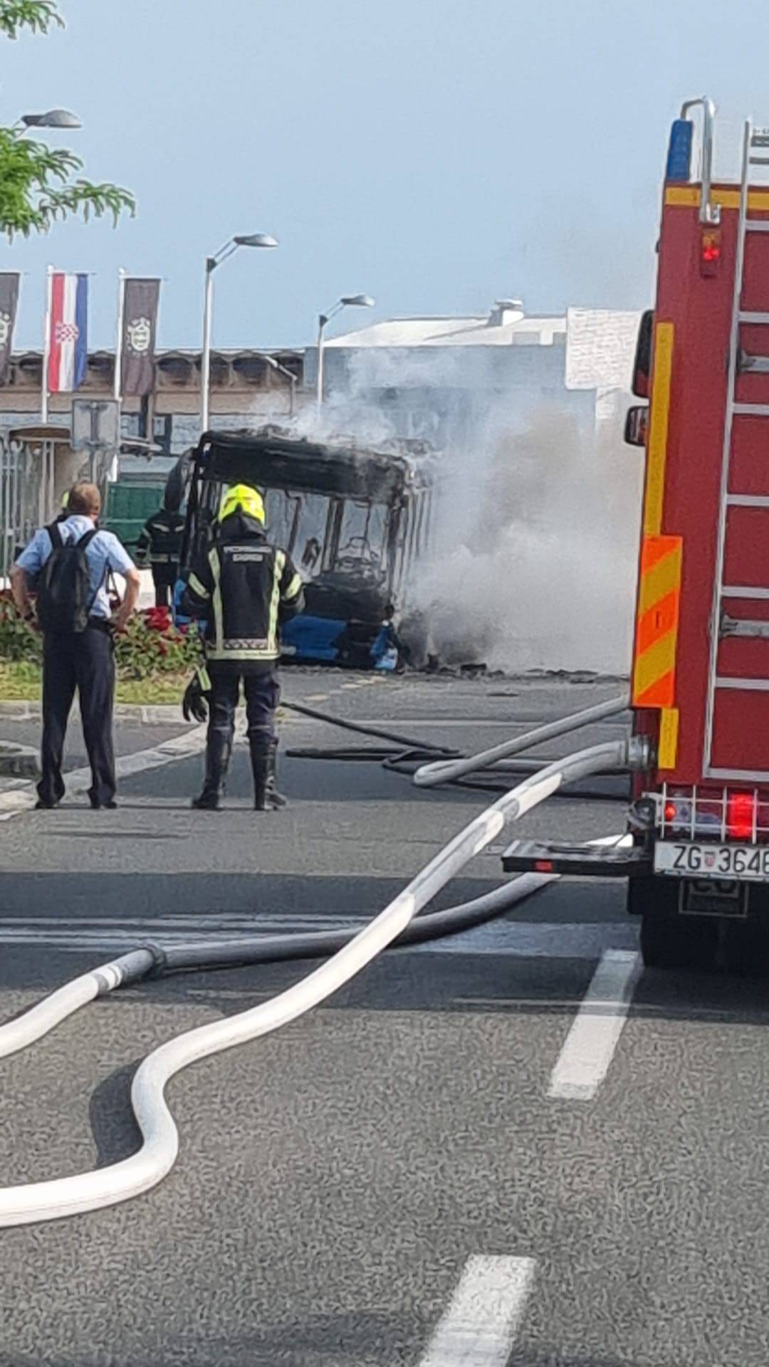 Gorio bus u Novom Jelkovcu: 'Zapalio se i eksplodirao! To je odjeknulo kao bomba, dvaput!'