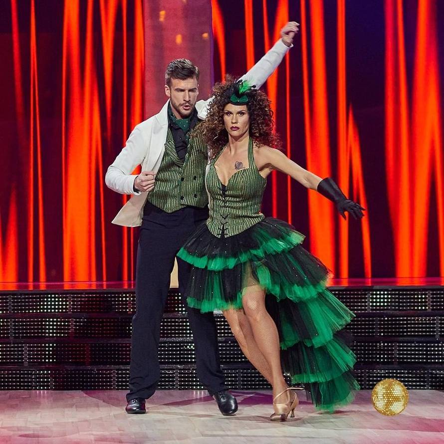 Nives napravila špagu u tangu, Kedžo plesao na svoj hit '365'