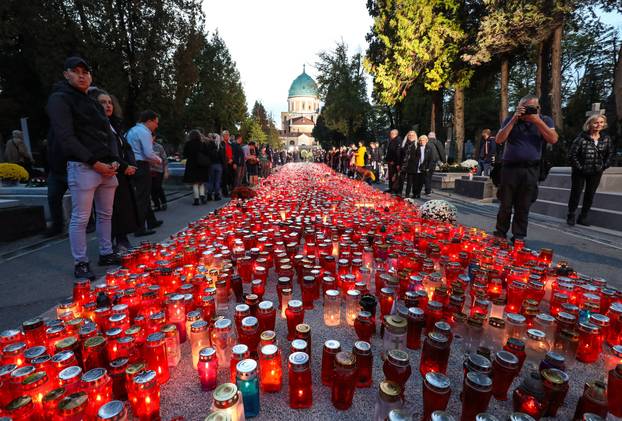 Građani u večernjim satima na groblju Mirogoj pale svijeće za svoje najmilije