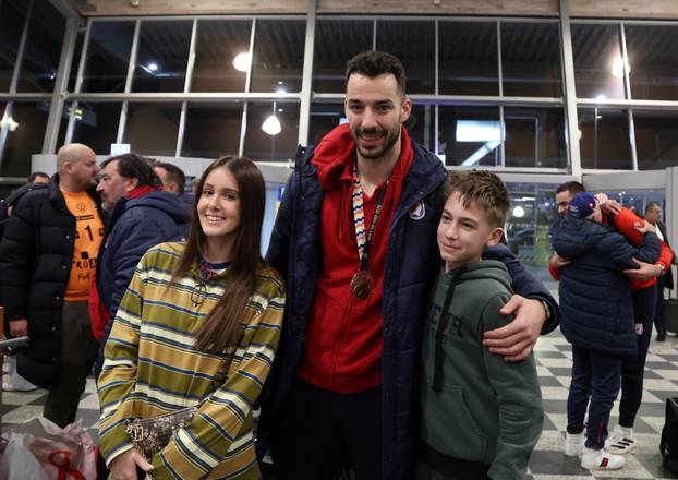 Billund: Rukometasi Hrvatske družili se s navijačima u zračnoj luci prije odlaska u Hrvatsku