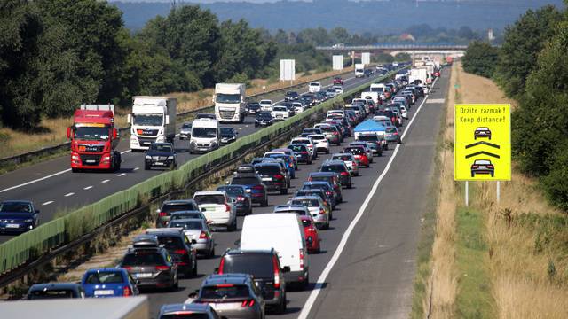 Udarni turistički vikend u punom jeku, gužve su na cestama od jutra 