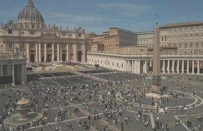 PRATITE UŽIVO Puni se Trg sv. Petra u Vatikanu: Vjernici  tuguju zbog smrti pape Franje