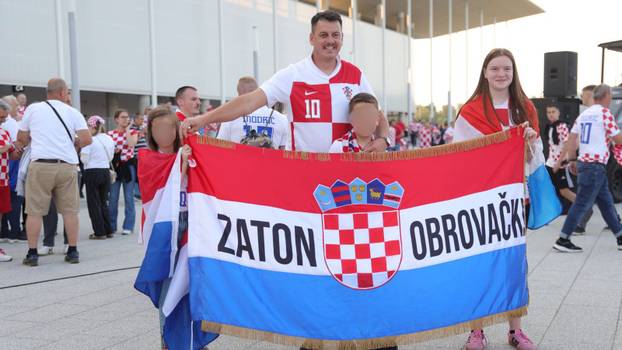 FOTO Invazija na Opus Arenu: Jedan navijač u dresu Nikole Pokrivača, stigao i Cro Shrek