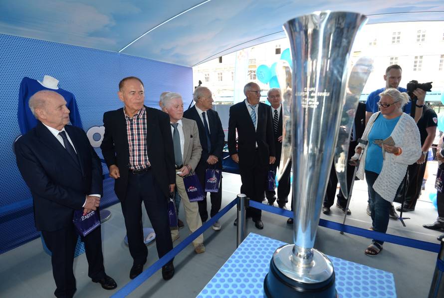 To su pravi šampioni! Trofej i lopta iz '67. izloženi na Trgu