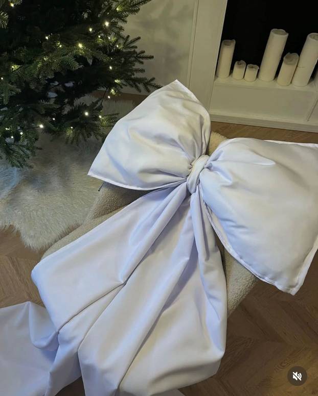 FOTO Svi već imaju divovske božićne mašne, a vi? Inspirirajte se za izradu vlastitog ukrasa