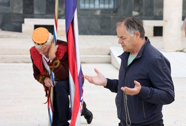 Šibenik: Molitelji krunice ispred Gradske uprave