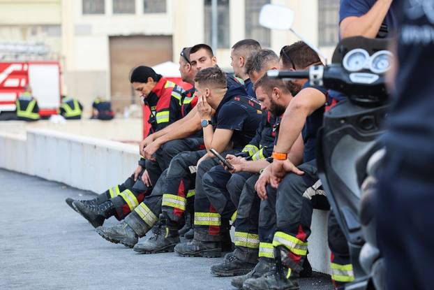 Vatrogasci cijelu noć gasili požar kod Omiša