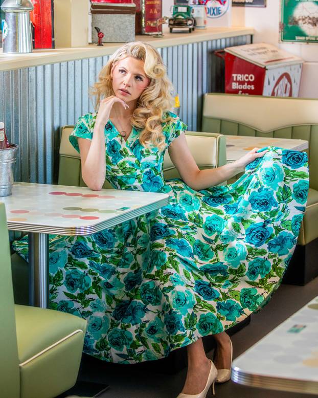 FOTO Mlada ljepotica obožava vintage stil - u retro krpicama donosi seksepil iz 1950-ih