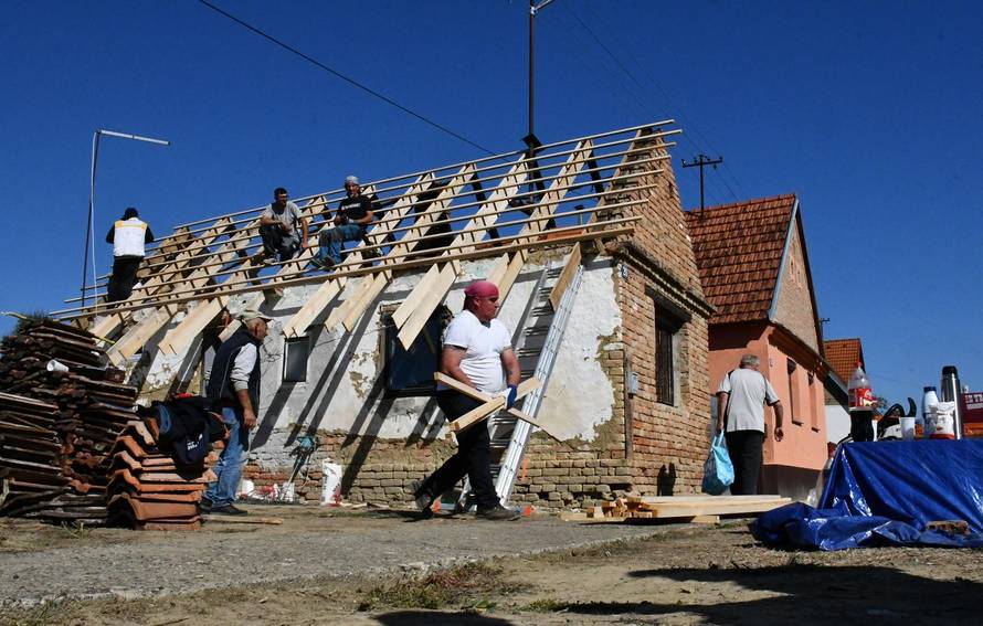 Mala Kopanica: Dvadesetak prijatelja odlučilo je sumještaninu Zoltanu Križanu obnoviti kuću