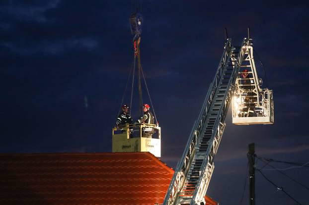 Vatrogasci i po mraku saniraju krovove i dimnjake u Petrinji