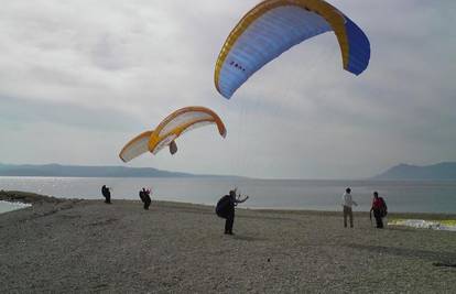 Paraglajdera olujno jugo diglo u zrak i bacilo u pod